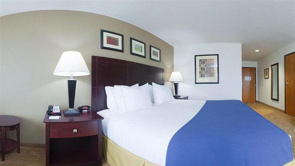 Holiday Inn Express Hotel & Suites Antigo By Ihg Экстерьер фото