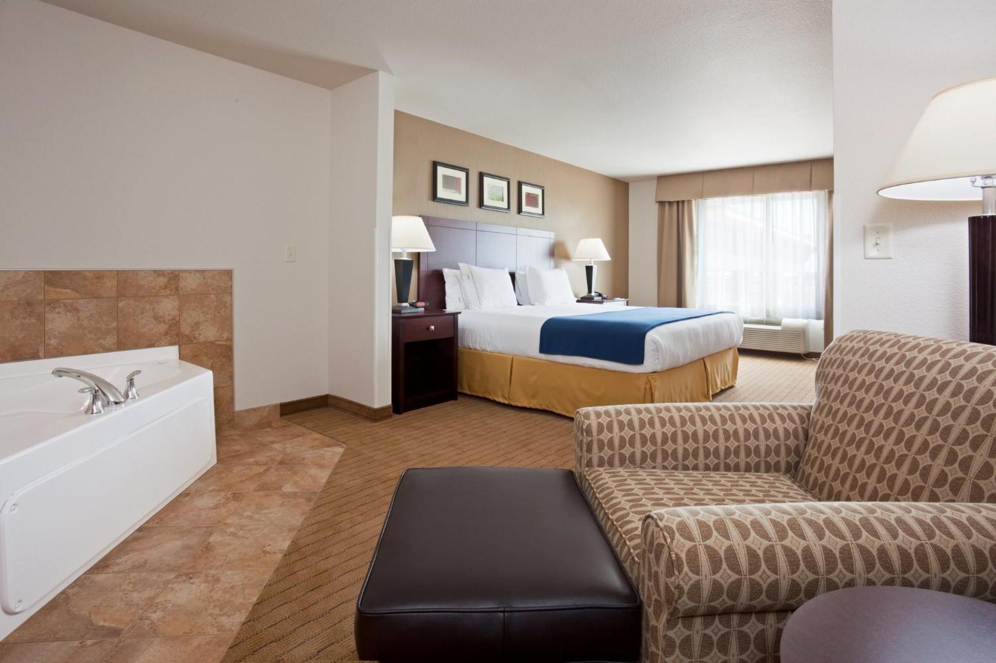Holiday Inn Express Hotel & Suites Antigo By Ihg Экстерьер фото